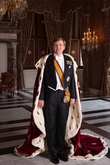 koning met koningsmantel 110