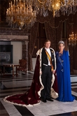 koning met koningsmantel en koningin maxima 110