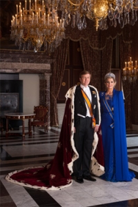 koning_met_koningsmantel_en_koningin_maxima_250